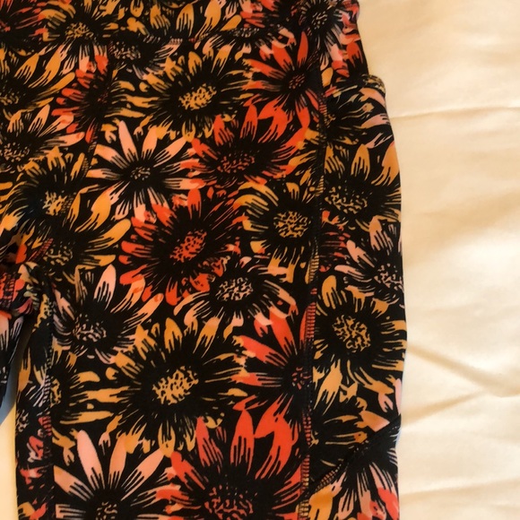 Womens size medium Pop Fit Floral Full Length Leggings - Picture 2 of 9